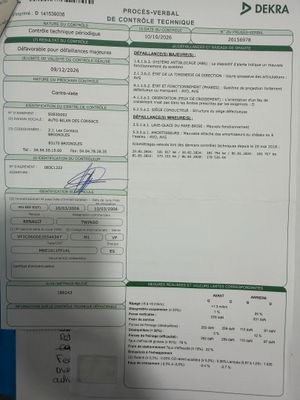 un document sur lequel figure la photo d'une personne tenant un téléphone portable