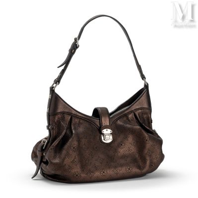 sac à main en cuir marron sur fond blanc, avec une zone de découpe pour le texte