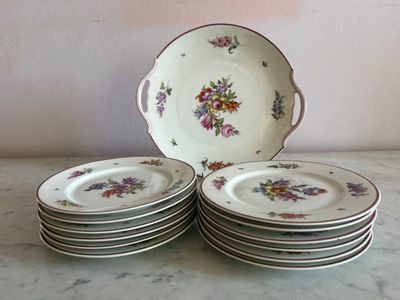 quatre assiettes empilées sur une table