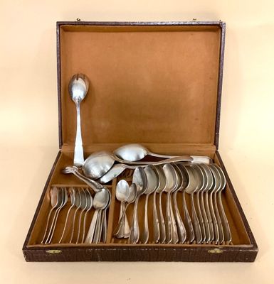 plusieurs cuillères et cuillères à soupe dans une boîte en bois