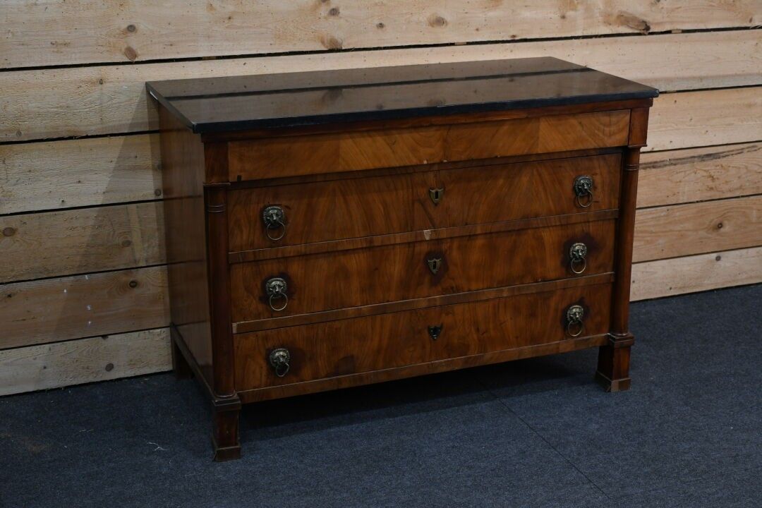 Commode en placage d'acajou à montants antérieurs à demie-co…