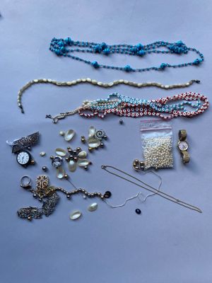 beaucoup de bijoux posés sur la table