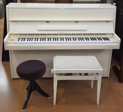 SAMICK. Piano droit à cadre métallique. N°IKF00694. Année 19…
