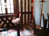une pièce dans laquelle se trouvent une chaise et un porte-manteau
