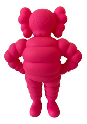 une image représentant une figurine gonflable rose posée sur une surface blanche