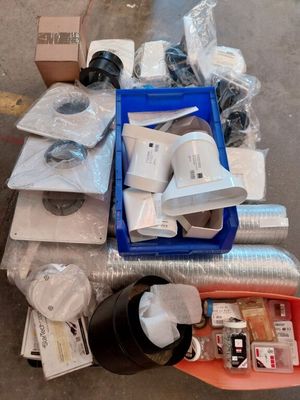 une pile d'objets hétéroclites posés sur le sol