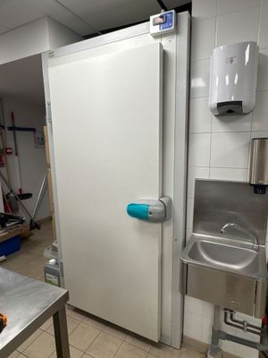 une image d'une cuisine avec un évier et un réfrigérateur