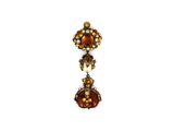 gros plan d'une paire de boucles d'oreilles sur une surface blanche