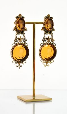 Paire de pendants d'oreille en argent à sertis de médaillons…