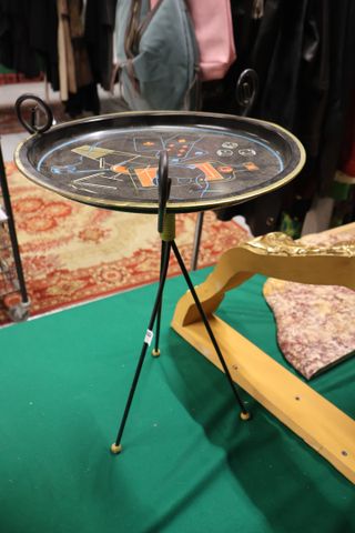 VINTAGE – serviteur tripode en métal, plateau amovible à décor de...