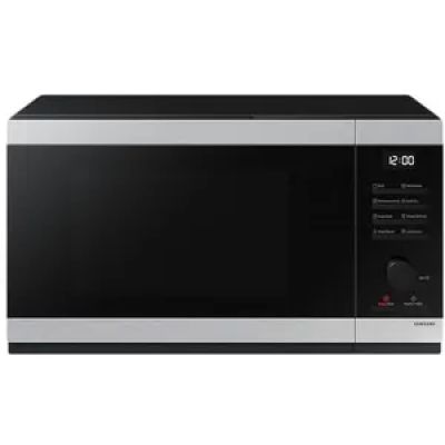 gros plan d'un four à micro-ondes sur fond blanc