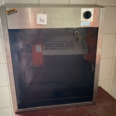 un micro-ondes posé sur le comptoir d'une cuisine