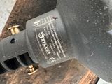 un gros plan d'une perceuse sur un morceau de bois