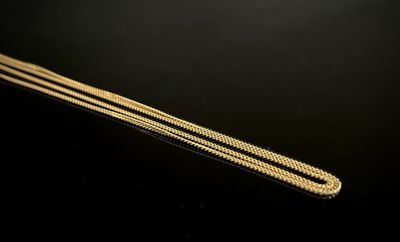 un gros plan sur une paire de baguettes posées sur une surface noire