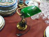 une table sur laquelle se trouvent plusieurs assiettes et une lampe