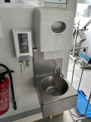 Lave main inox, avec distributeur de papier et distributeur de sa...