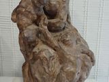 une statue représentant une femme assise sur un rocher