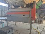 une machine qui se trouve à l'intérieur d'un bâtiment