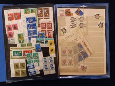 de nombreux timbres sur un dossier à fond bleu