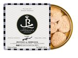 une image représentant une boîte de biscuits posée sur une table