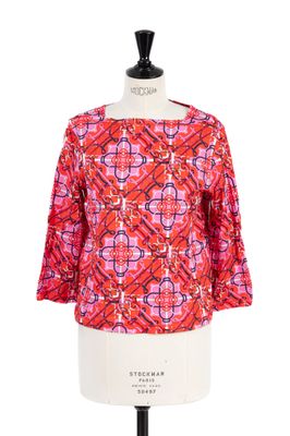 un chemisier rouge et rose sur un mannequin, un mannequin, un mannequin, un mannequin, un mannequin, un mannequin, un mannequin, un mannequin, un mannequin, un mannequin, un mannequin, un mannequin, un mannequin, un mannequin, un mannequin, un mannequin, un mannequin, un mannequin, un mannequin, un mannequin, un mannequin, un mannequin, un mannequin, un mannequin, un mannequin, un mannequin, un mannequin, un mannequin, un mannequin, un mannequin, un mannequin, un mannequin, un mannequin, un mannequin, un