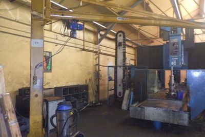 une grande machine installée à l'intérieur d'un bâtiment
