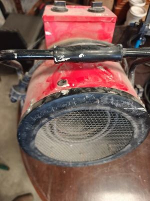 une machine rouge qui se trouve dans un garage