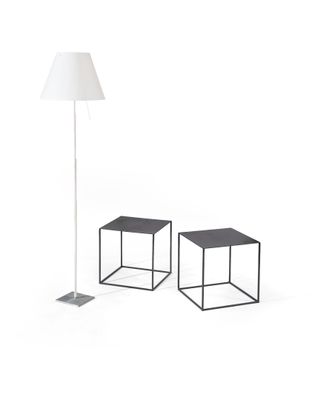 deux tables noires sur lesquelles est posée une lampe blanche
