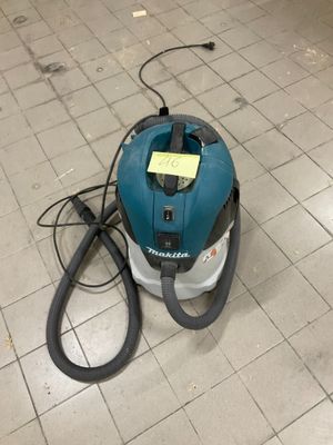 un aspirateur posé sur le sol de la pièce
