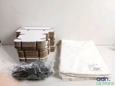 une pile de cartons et un sac en plastique