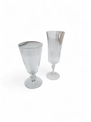 deux verres à vin posés l'un à côté de l'autre sur une surface blanche