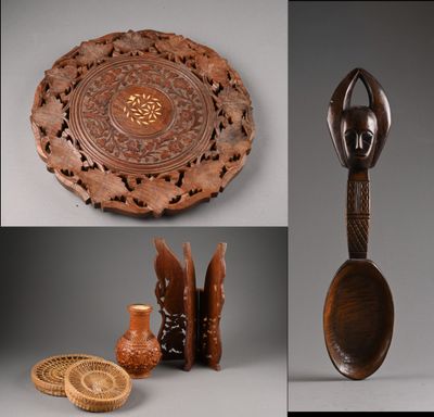 de nombreux objets décoratifs de toutes sortes disposés sur la table