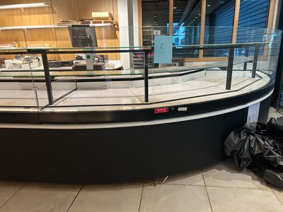 une vitrine en verre au milieu d'un magasin