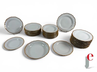 un grand nombre d'assiettes posées sur une table