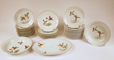 beaucoup d'assiettes et de bols décorés d'oiseaux