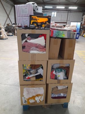 des cartons empilés les uns sur les autres sur un chariot dans un entrepôt