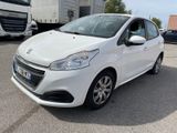La voiture blanche est garée sur le parking, à côté d'un camion.