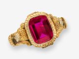 une bague en or avec un rubis au centre
