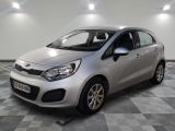 la voiture argentée est garée sur un sol en damier dans le garage