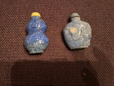 deux bouteilles bleues et jaunes posées sur une surface marron
