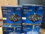 trois boîtes contenant des lumières Micro LED posées sur une table