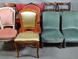 several chairs are lined up in a row in a room