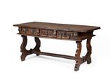 une vieille table en bois dont le plateau est orné de sculptures
