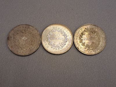 trois types de pièces différents sur une surface grise