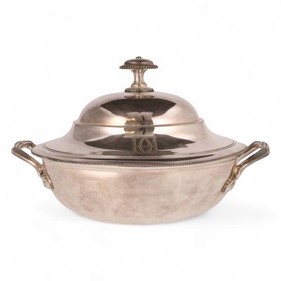 une cocotte ancienne en métal argenté, avec un couvercle et des poignées