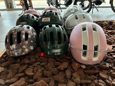 Plusieurs casques sont alignés sur un tas de pierres dans un magasin