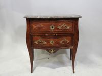 Petite commode rectangulaire à façade légèrement galbée en p…