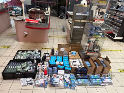 beaucoup d'articles qui traînent par terre dans le magasin