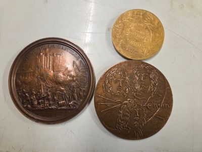 3 médailles en bronze : Prise de la Bastille (257,4grs) Diam…