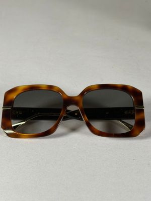 gros plan d'une paire de lunettes de soleil sur une surface blanche